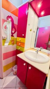 a bathroom with a sink and a mirror at La vie en rose: piscine et vue mer in Le Gosier