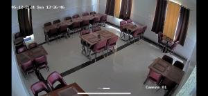 una vista aérea de una clase con sillas y escritorios en HOTEL VIEW en Govardhan