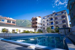 Bazén v ubytování Royal Kushma Resort nebo v jeho okolí