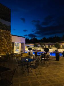 Bazén v ubytování Hotel Cezaria nebo v jeho okolí