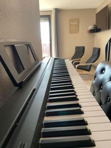 tastiera in bianco e nero in una stanza con sedie di Cosy House Collioure a Collioure