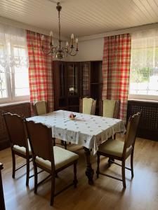 a dining room with a table and chairs at Ferienhaus Schneeweiß in Senftenberg