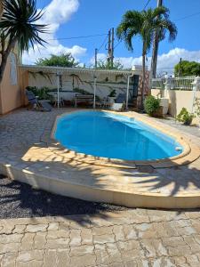 a swimming pool in a yard with a stone patio at Villa kartner in Albion