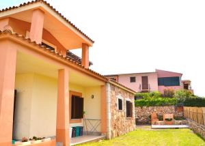 Blick auf ein Haus mit Garten in der Unterkunft ISS Travel, Gli Asfodeli - Large apartments with private terrace in San Teodoro