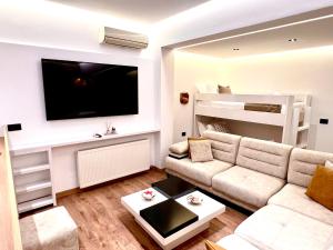 uma sala de estar com um sofá e um beliche em ILLYRIAN hotel em Ksamil