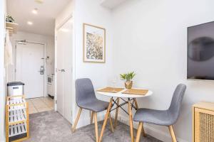 オークランドにあるCBD Studio Getawayのテーブルと椅子のあるダイニングルーム