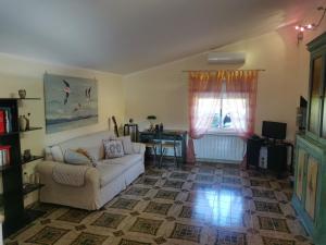 uma sala de estar com um sofá e uma mesa em Alla Romana em Caltagirone