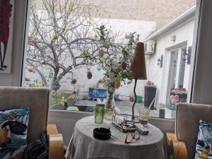 uma mesa em frente a uma janela com uma árvore em APARTMAN SLAVUJ em Karaburma