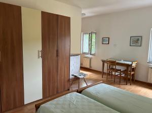 Postel nebo postele na pokoji v ubytování Ai 2 Olmi - monolocali nel verde