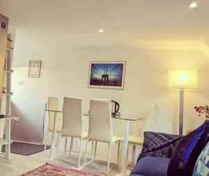 jadalnia ze stołem i krzesłami w obiekcie Small apartment in the heart of Selsdon! w mieście Addington