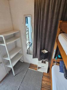 The Lazy Monkey Hostel & Apartmentsにあるベッド