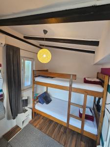 The Lazy Monkey Hostel & Apartmentsにあるベッド