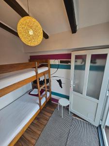 The Lazy Monkey Hostel & Apartmentsにあるベッド