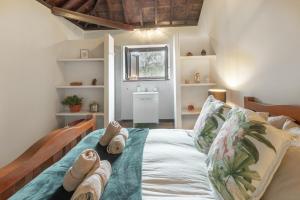 um quarto com uma cama com chinelos em La Casa del Gamonal em Santa Brígida