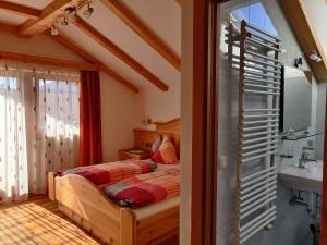 a bedroom with a bed and a sink at Gasthaus Alpenflora in Auna di Sopra