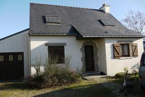a white house with a black roof at Maison Damgan 5 min à pied de la grande plage in Damgan