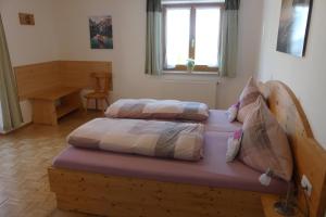 - une chambre avec 2 lits et un bureau dans l'établissement Ferienwohnung Haus Elisabeth, Roßfeldalm, à Berchtesgaden