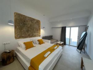 1 dormitorio con 1 cama grande y 1 sofá en Ladiko Inn Hotel Faliraki -Anthony Quinn Bay en Faliraki