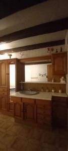 Kuchyň nebo kuchyňský kout v ubytování La croix des Landes gîte ou chambre d'hôte avec piscine à Chouvigny