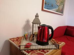 una caffettiera rossa seduta sopra un tavolo di Il Casale del Generale ad Agerola