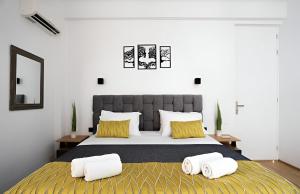 Un dormitorio con una cama grande con dos almohadas. en Paradise+ With Jacuzzi In the heart of Athens!, en Atenas