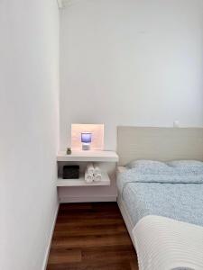 um quarto com 2 camas e um candeeiro numa mesa de cabeceira em Casa do Mar | Sea House | Apúlia em Apúlia