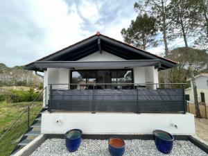 a small house with a black roof at Samui in Capbreton