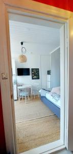 1 dormitorio con 1 cama y comedor en Apartment Lintu, en Mikkeli