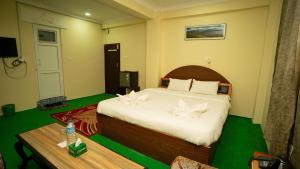 Postel nebo postele na pokoji v ubytování Royal Kushma Resort