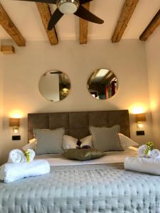 ein Schlafzimmer mit einem großen Bett mit zwei Spiegeln in der Unterkunft Split Centar Diocletian's Palace in Split