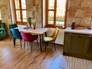 eine Küche mit Tisch und Stühlen in einem Zimmer in der Unterkunft Split Centar Diocletian's Palace in Split + 28 Fotos