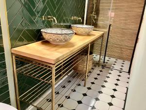 zwei Waschbecken auf einer hölzernen Theke im Bad in der Unterkunft Split Centar Diocletian's Palace in Split