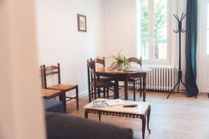 a living room with a table and chairs at L'Etape - La Maison des amis in Tours