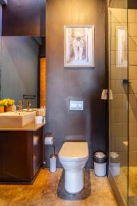y baño con aseo y lavamanos. en 8th On Western Cityscapes at Hallmark House - Zero Loadshedding, en Johannesburgo