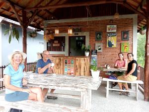 um grupo de pessoas sentadas numa mesa num restaurante em Artomoro Bali em Munduk