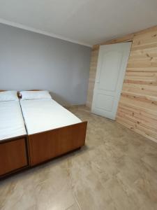 ein Schlafzimmer mit einem großen Bett und einer Tür in der Unterkunft Hotel Giurgiulesti 