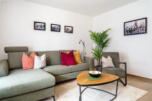 uma sala de estar com um sofá e uma mesa em In't Dörp 1, super zentral mit eigenem Garten und Parkplatz! em Greetsiel