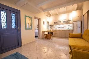 a living room with a couch and a kitchen at Blu Fiore in Alikanas