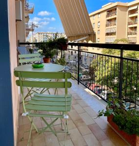 un balcón con mesa y sillas. en Casa Kirribilli Palermo, en Palermo