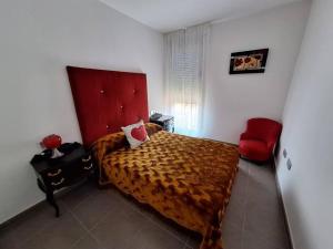 1 dormitorio con cama y cabecero rojo en Castellon, Moncofar playa en Moncófar