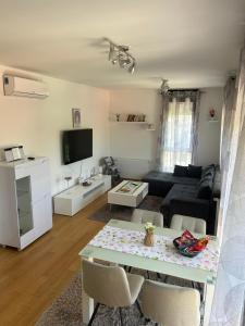 uma sala de estar com um sofá e uma mesa em Apartman ZABOK CENTAR em Zabok