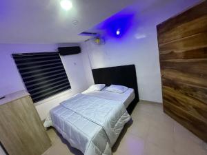 1 dormitorio con cama y techo púrpura en Port punta, en Lekki