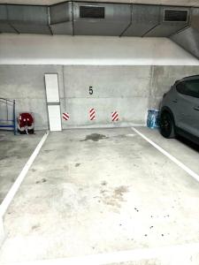 un garage avec une voiture qui y est garée dans l'établissement RelaxMaria, à Sant Carles de la Ràpita 19 autres photos