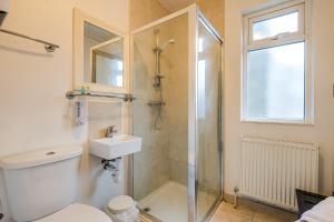 La salle de bains est pourvue d'une douche, de toilettes et d'un lavabo. dans l'établissement Astoria Hotel, à Londres