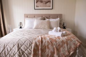 1 dormitorio con 1 cama con toallas en 5 mins to City center in Bright & Cozy stay, en Trondheim