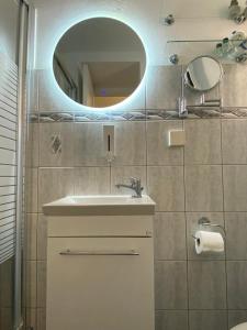 bagno con lavandino e specchio di Villa Jenny Stylianou a Spetses