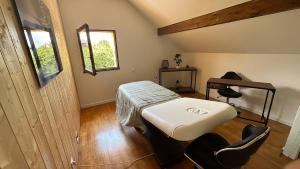 una camera con letto da ospedale e finestra di AlpiZen centre de Ressourcement a Coise-Saint-Jean-Pied-Gauthier