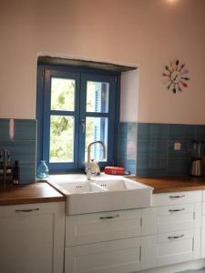 Kuchyň nebo kuchyňský kout v ubytování Andros Stone Sea View Villa