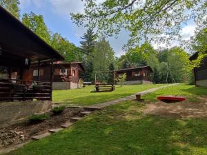 eine Schaukel in einem Hof neben einem Haus in der Unterkunft The Hideaway in Želiv