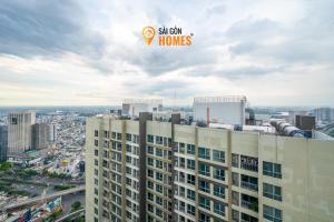 a building with the sitzon homes logo on top of it at Vinhomes CenTral Park Saigon in Ho Chi Minh City